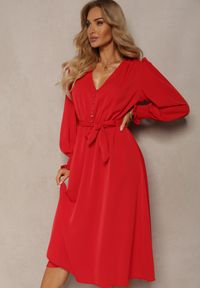 Renee - Czerwona Sukienka z Bufiastym Rękawem i Wiązanym Paskiem Corrine. Okazja: na co dzień. Kolor: czerwony. Materiał: jeans, tkanina. Sezon: jesień, wiosna. Typ sukienki: proste, rozkloszowane. Styl: elegancki, casual #4