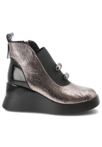 Srebrne Botki S.Barski Stylowe Damskie Buty Na Koturnie. Zapięcie: klamry. Kolor: srebrny. Szerokość cholewki: normalna. Wzór: aplikacja. Sezon: zima, jesień. Obcas: na koturnie. Styl: elegancki
