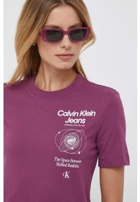 Calvin Klein Jeans t-shirt bawełniany kolor fioletowy. Kolor: fioletowy. Materiał: bawełna. Długość rękawa: krótki rękaw. Długość: krótkie. Wzór: nadruk. Styl: klasyczny #1