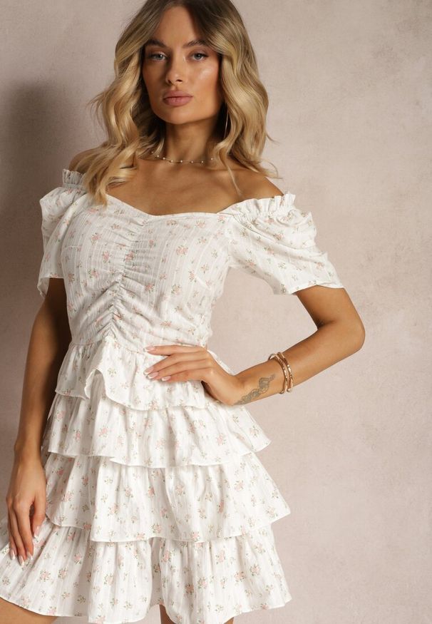 Renee - Biała Rozkloszowana Sukienka z Bawełny z Gumką w Talii w Drobne Kwiaty Timariah. Kolor: biały. Materiał: bawełna. Długość rękawa: krótki rękaw. Wzór: kwiaty. Typ sukienki: rozkloszowane