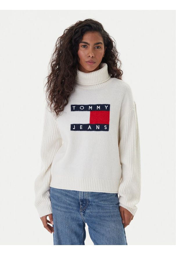 Tommy Jeans Golf Flag DW0DW22108 Écru Relaxed Fit. Typ kołnierza: golf. Materiał: syntetyk