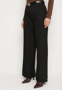Born2be - Czarne Garniturowe Spodnie o Szerokim Kroju z Paskiem ze Sprzączką Muszelką Saliavia. Okazja: na co dzień. Kolor: czarny. Styl: klasyczny, casual, elegancki