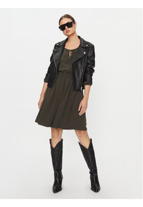 Vero Moda Sukienka codzienna 10302545 Zielony Regular Fit. Okazja: na co dzień. Kolor: zielony. Materiał: syntetyk. Typ sukienki: proste. Styl: casual