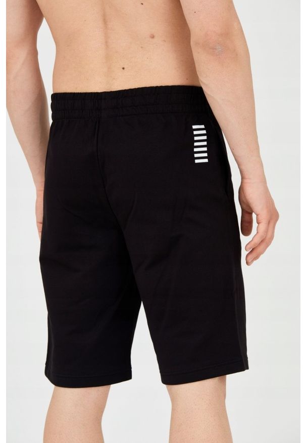 EA7 Emporio Armani - EA7 Czarne shorty męskie z białym logo. Kolor: czarny. Materiał: bawełna. Długość: krótkie