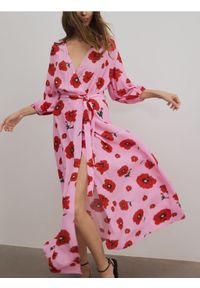 Reserved - Sukienka maxi w kwiaty - różowy. Kolor: różowy. Materiał: wiskoza. Wzór: kwiaty. Długość: maxi