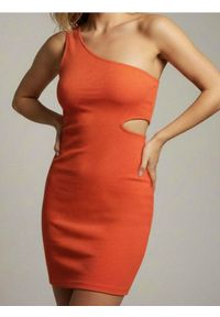 Sinsay - Dopasowana sukienka mini na jedno ramię z wycięciem w tali - pomarańczowy. Kolor: pomarańczowy. Długość: mini #1