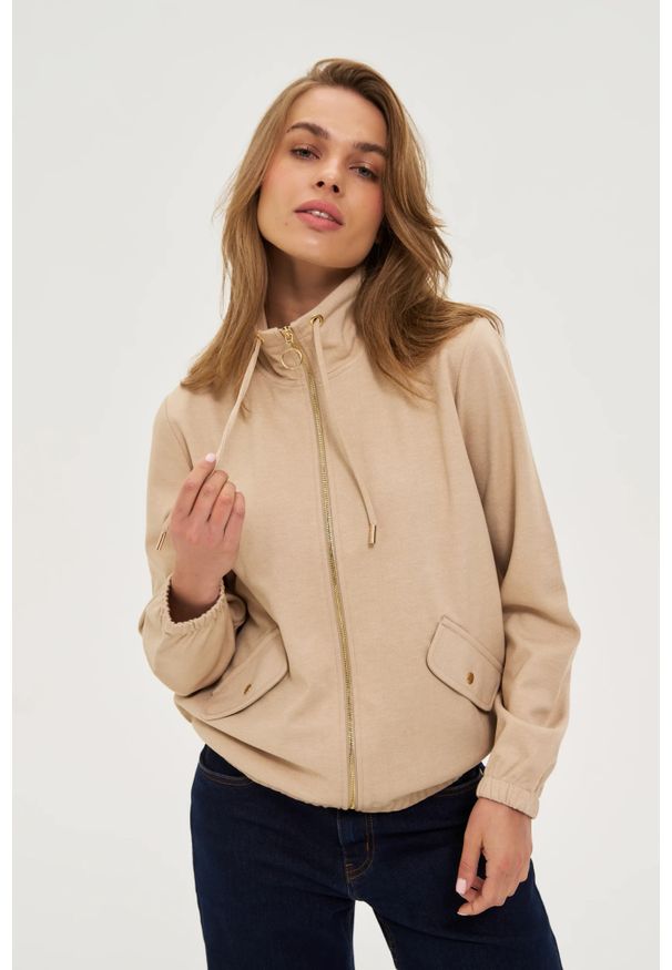 MOODO - Bluza zapinana na zamek beżowa. Kolor: beżowy. Materiał: wiskoza, elastan, poliester