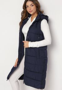 Born2be - Granatowa Długa Kamizelka Bezrękawnik z Klasycznym Pikowaniem i Kapturem Shin. Typ kołnierza: golf. Kolor: niebieski. Materiał: dzianina, jeans. Długość rękawa: bez rękawów. Długość: długie. Styl: klasyczny #1