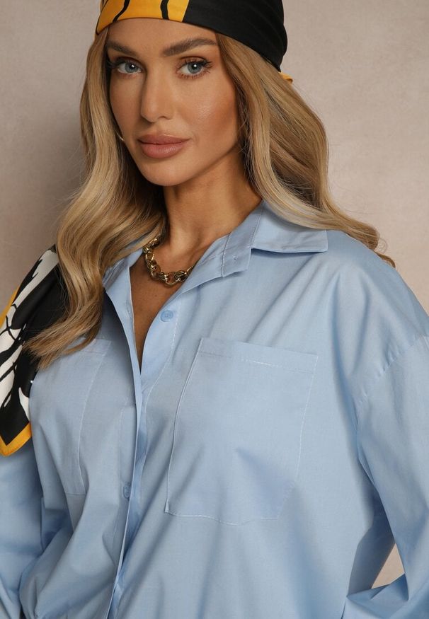 Renee - Niebieska Koszula z Bawełny z Wiązaniem Calmio. Okazja: na co dzień, do pracy. Typ kołnierza: dekolt w serek, kołnierzyk klasyczny. Kolor: niebieski. Materiał: bawełna. Styl: casual, elegancki, klasyczny