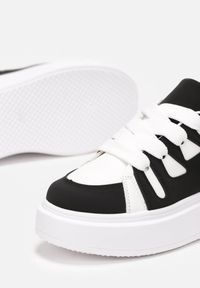 Born2be - Biało-Czarne Sneakersy na Platformie Revin. Kolor: biały. Obcas: na platformie #3