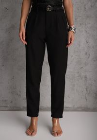 Renee - Czarne Spodnie Cygaretki High Waist z Paskiem z Klamrą w Kształcie Półksięzyca Vikinai. Stan: podwyższony. Kolor: czarny. Materiał: jedwab. Wzór: aplikacja. Styl: elegancki #1