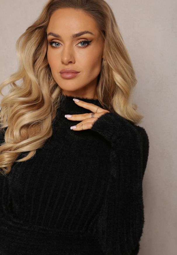 Renee - Czarny Prążkowany Sweter z Wełną i Dłuższym Włosiem Izarina. Kolor: czarny. Materiał: prążkowany, wełna. Długość: długie