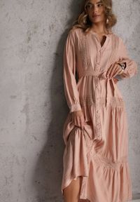 Renee - Jasnoróżowa Wiskozowa Sukienka o Rozkloszowanym Kroju z Wiązanym Paskiem i Koronką Reisavien. Okazja: na spacer, na co dzień. Typ kołnierza: dekolt w serek. Kolor: różowy. Materiał: wiskoza, koronka. Wzór: koronka. Typ sukienki: rozkloszowane. Styl: casual, elegancki #1