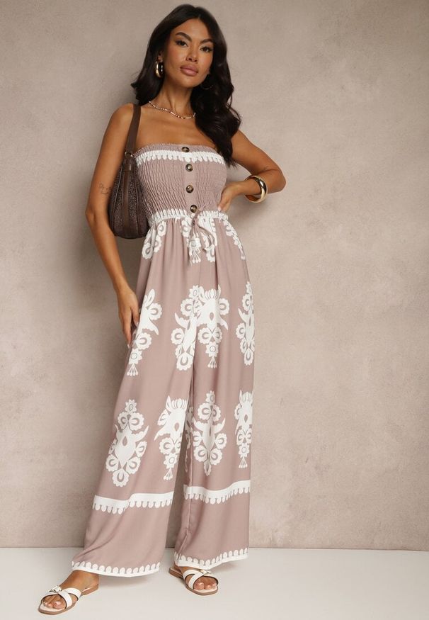 Renee - Beżowy Kombinezon Bandeau Ozdobiony Ornamentnym Motywem i Guzikami Liravessa. Okazja: na co dzień. Kolor: beżowy. Wzór: aplikacja. Styl: elegancki, casual