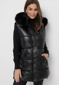 Born2be - Czarna Kamizelka Pikowana z Kapturem i Futerkiem Adamisia. Typ kołnierza: kaptur. Kolor: czarny. Materiał: futro. Wzór: aplikacja #4