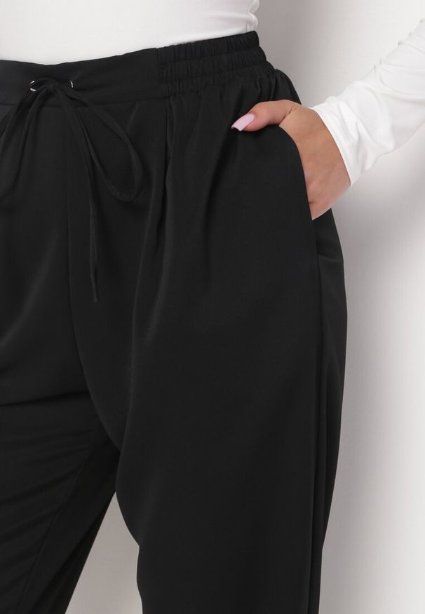 Born2be - Czarne Spodnie z Gumką w Pasie Ściągane Troczkiem i z Kieszeniami Maylai. Kolor: czarny