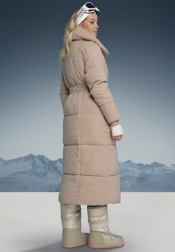 Born2be - Beżowa Pikowana Kurtka Płaszcz za Kolano z Wiązanym Paskiem Opiedsse. Kolor: beżowy