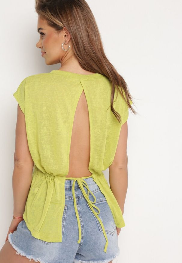 Born2be - Jasnozielony Top bez Rękawów z Regulacją w Talii Wiązany z Rozcięciem na Plecach Tiimadel. Okazja: na co dzień. Kolor: zielony. Długość rękawa: bez rękawów. Styl: klasyczny, casual, elegancki