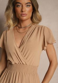 Renee - Beżowa Kopertowa Sukienka o Rozkloszowanym Fasonie z Gumką w Talii Reivione. Okazja: na co dzień. Typ kołnierza: dekolt w serek. Kolor: beżowy. Materiał: materiał. Typ sukienki: kopertowe. Styl: casual, klasyczny #3