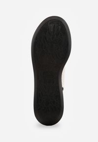 Renee - Białe Perforowane Sandały VICES na Koturnie z Aplikacją w Kształcie Koła Mithais. Okazja: na co dzień. Nosek buta: okrągły. Zapięcie: bez zapięcia. Kolor: biały. Wzór: aplikacja. Materiał: jeans. Sezon: lato. Obcas: na koturnie. Styl: casual #7