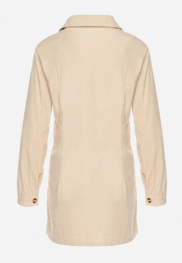 Born2be - Jasnobeżowa Sztruksowa Koszula o Długim Taliowanym Kroju z Kieszeniami Rosalinea. Okazja: na co dzień. Kolor: beżowy. Materiał: sztruks. Długość rękawa: długi rękaw. Długość: długie. Styl: casual, elegancki