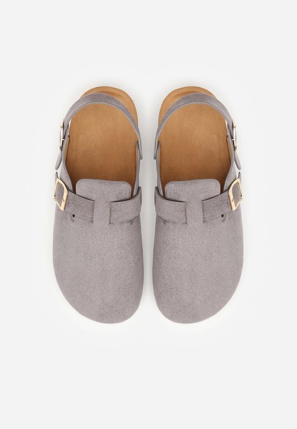 Renee - Szare Sandały Typu Chodaki z Klamrami Silvermore. Okazja: na co dzień. Zapięcie: klamry. Kolor: szary. Materiał: jeans. Styl: casual, street