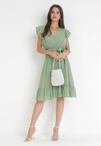 Born2be - Zielona Rozkloszowana Sukienka z Gumką w Pasie Pabelin. Kolor: zielony. Materiał: materiał. Typ sukienki: kopertowe