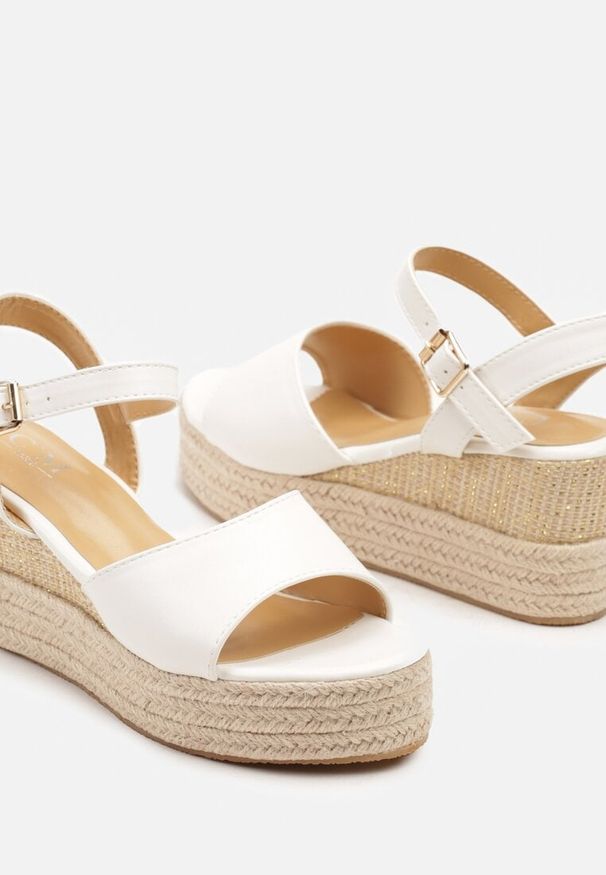 Renee - Białe Sandały na Koturnie w Stylu Boho Nonalea. Okazja: na co dzień. Nosek buta: otwarty. Zapięcie: sprzączka. Kolor: biały. Wzór: kwiaty. Materiał: koronka. Sezon: lato. Obcas: na koturnie. Styl: boho