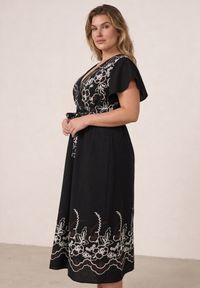 Born2be - Czarna Kopertowa Sukienka z Wiskozy Zdobiona Haftem i Wiązanym Paskiem Tasenea. Okazja: na co dzień. Kolekcja: plus size. Kolor: czarny. Materiał: wiskoza. Wzór: aplikacja, haft. Sezon: lato. Typ sukienki: kopertowe. Styl: elegancki, casual, boho #7