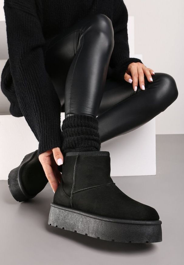 Born2be - Czarne Śniegowce na Platformie z Wsuwaną Cholewką Irialia. Okazja: na co dzień, do pracy. Zapięcie: zamek. Kolor: czarny. Materiał: jeans, wełna. Szerokość cholewki: normalna. Sezon: zima. Obcas: na platformie. Styl: elegancki, casual