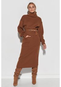 Makadamia - Długa Dzianinowa Sukienka z Golfem - Brązowa. Typ kołnierza: golf. Kolor: brązowy. Materiał: dzianina. Długość: długie #1