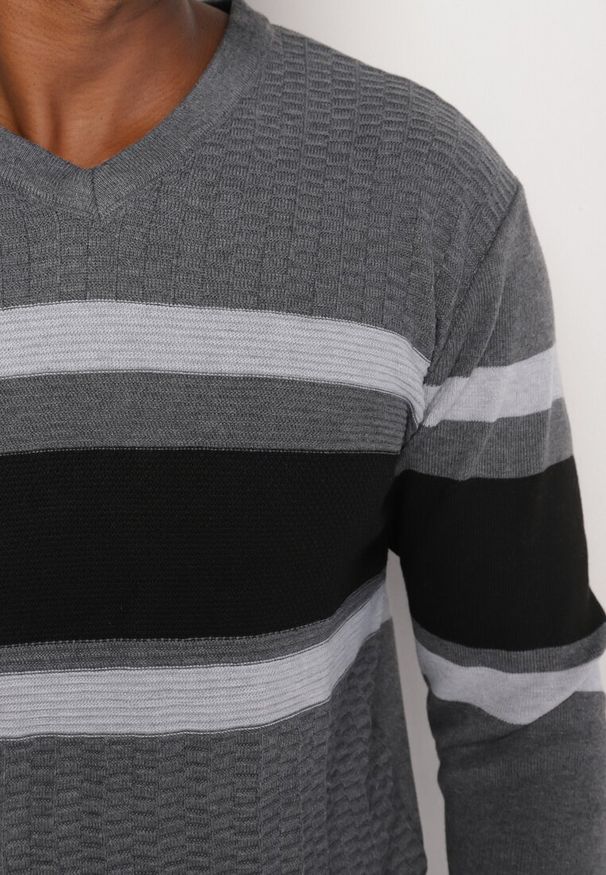 Born2be - Ciemnoszary Sweter z Wełną Ozdobiony Paskami Zanettie. Okazja: na co dzień. Typ kołnierza: dekolt w serek. Kolor: szary. Materiał: wełna. Długość rękawa: długi rękaw. Długość: długie. Wzór: aplikacja. Styl: elegancki, casual, klasyczny
