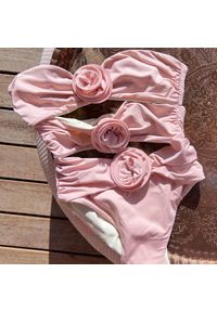 Intica - Jednoczęściowy kostium kąpielowy z florystycznym wzorem na lato Charlot. Kolor: różowy. Materiał: materiał. Wzór: kwiaty