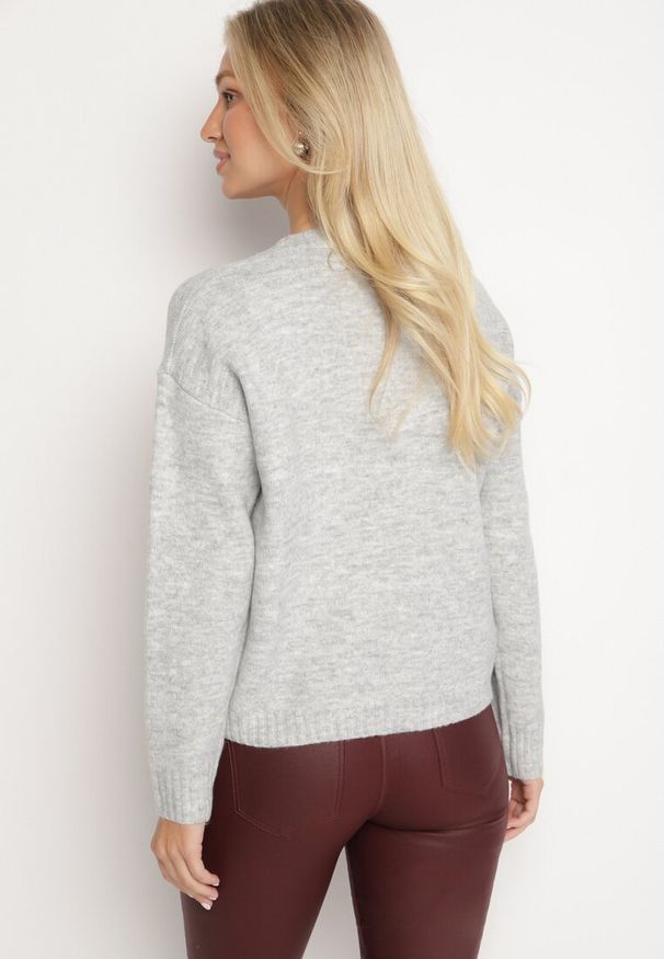 Born2be - Jasnoszary Sweter Ozdobiony Haftowanym Wzorem Inadrea. Okazja: na co dzień. Kolor: szary. Materiał: jeans. Długość rękawa: długi rękaw. Długość: długie. Wzór: aplikacja, haft. Styl: klasyczny, elegancki, casual