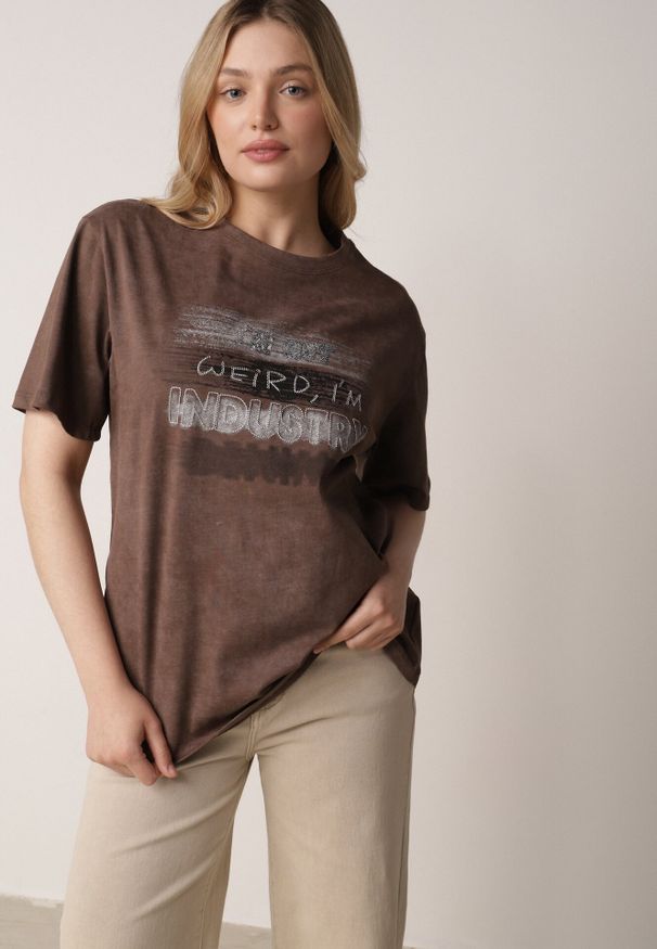 Born2be - Brązowy T-shirt z Bawełny o Kroju Oversize z Napisem Orinvyra. Okazja: na co dzień, do pracy, na spotkanie biznesowe. Kolor: brązowy. Materiał: bawełna. Wzór: napisy. Styl: casual, biznesowy, elegancki