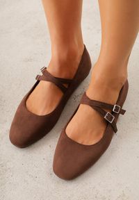 Renee - Brązowe Balerinki w Stylu Mary Jane VICES z Imitacji Zamszu Natinare. Okazja: na co dzień. Zapięcie: klamry. Kolor: brązowy. Materiał: zamsz. Styl: casual, elegancki, klasyczny #1