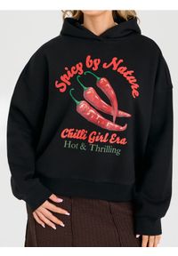 Sinsay - Dresowa bluza hoodie z kontrastowym nadrukiem - czarny. Kolor: czarny. Materiał: dresówka. Wzór: nadruk #1