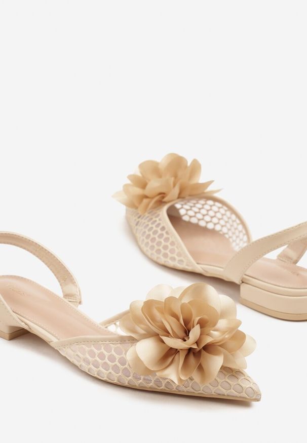 Renee - Beżowe Sandały Vices Slingback z Siateczkową Cholewką Ozdobione Kwiatem 3D Lilivora. Okazja: na co dzień. Zapięcie: sprzączka. Kolor: beżowy. Wzór: aplikacja, kwiaty. Sezon: lato. Styl: klasyczny, elegancki, casual