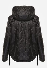 Renee - Czarna Kurtka z Pikowanymi Przeszyciami i Kapturem Ściągana po Bokach Nusillian. Okazja: na co dzień. Kolor: czarny. Materiał: jeans. Styl: casual, elegancki, klasyczny #5