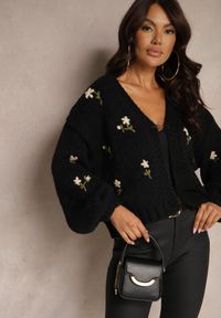 Renee - Czarny Kardigan w Kwiatowe Aplikacje z Zapięciem na Elegancką Agrafkę Patista. Okazja: na co dzień, do pracy. Kolor: czarny. Materiał: bawełna. Wzór: aplikacja, kwiaty. Styl: elegancki