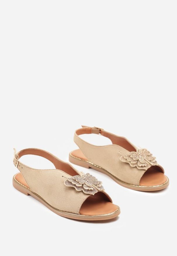 Born2be - Ciemnobeżowe Sandały z Imitacji Zamszu z Ozdobną Aplikacją z Cyrkoniami Korevelia. Okazja: na co dzień. Nosek buta: otwarty. Zapięcie: pasek. Kolor: beżowy. Wzór: aplikacja. Materiał: zamsz. Sezon: lato. Obcas: na obcasie. Styl: casual, elegancki. Wysokość obcasa: niski