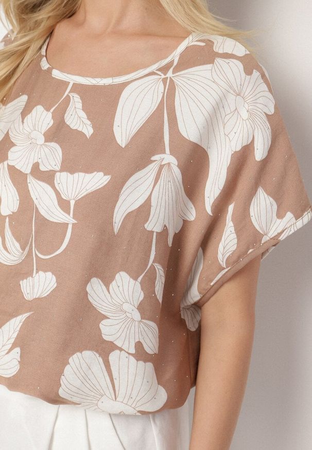 Born2be - Beżowa Bluzka o Nietoperzowym Kroju z Lnem i Wiskozą Zdobiona Cyrkoniami Rinelitia. Okazja: na co dzień. Kolor: beżowy. Materiał: len, wiskoza. Długość rękawa: krótki rękaw. Długość: krótkie. Wzór: aplikacja. Styl: glamour, klasyczny, casual