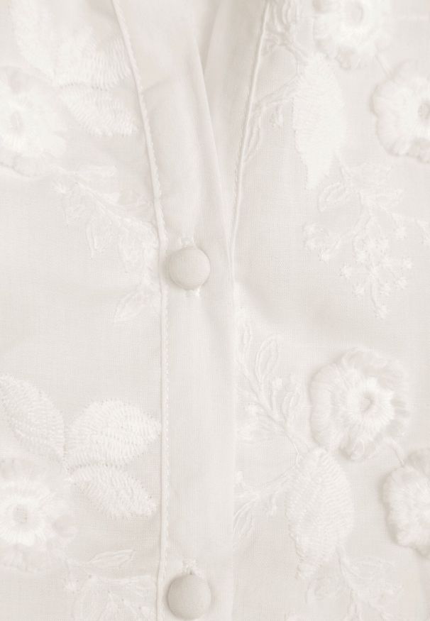 Born2be - Biała Koszula z Haftowanej Tkaniny z Guzikami Blariana. Kolor: biały. Materiał: tkanina. Wzór: haft. Styl: elegancki