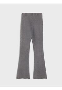 Sinsay - Prążkowane spodnie flare - szary. Kolor: szary. Materiał: prążkowany #1