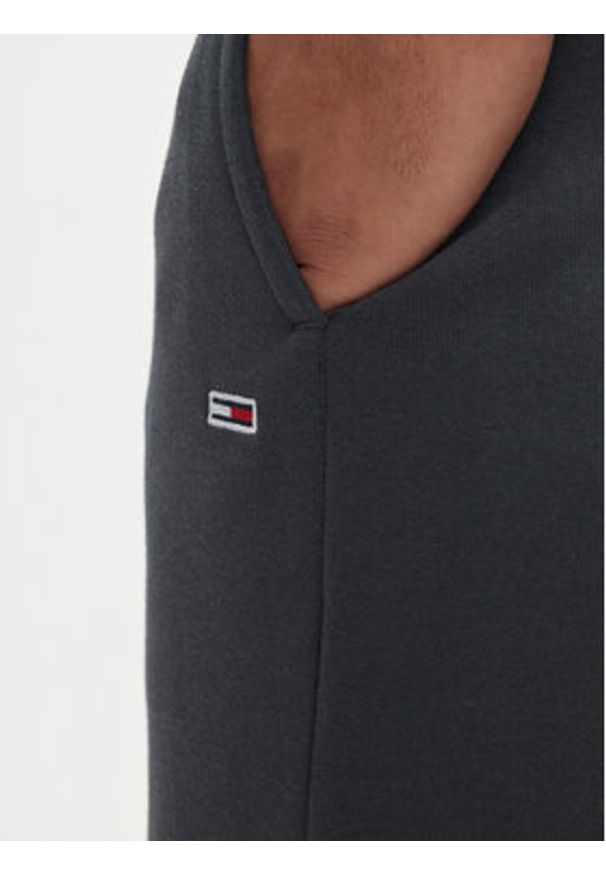 Tommy Jeans Spodnie dresowe Flag DM0DM20473 Szary Slim Fit. Kolor: szary. Materiał: bawełna