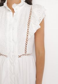 Born2be - Biała Rozkloszowana Sukienka Maxi Zapinana na Guziki z Ozdobnym Haftem i Falbankami Jeffee. Typ kołnierza: kołnierz z falbankami. Kolor: biały. Długość rękawa: bez rękawów. Wzór: haft. Długość: maxi #2