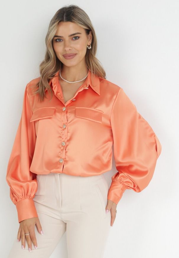 Born2be - Pomarańczowa Koszula z Satynowego Materiału z Ozdobnymi Klapami Anylah. Kolor: pomarańczowy. Materiał: satyna, materiał. Długość rękawa: długi rękaw. Długość: długie