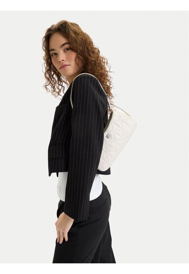Calvin Klein Torebka Quilted Sm Shoulder Bag LV04F3327G Biały. Kolor: biały. Materiał: skórzane