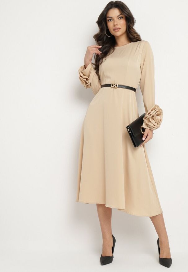 Born2be - Beżowa Sukienka Wieczorowa Ozdobiona Paskiem i Kwiatami 3D Temarita. Kolor: beżowy. Wzór: aplikacja, kwiaty. Styl: wizytowy