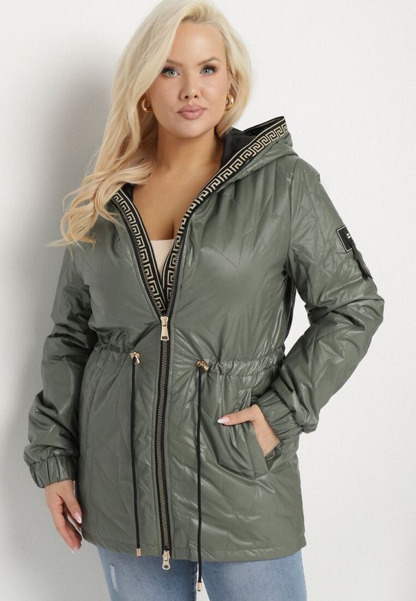 Born2be - Jasnozielona Kurtka Pikowana Parka z Nieodpinanym Kapturem Oferra. Kolekcja: plus size. Kolor: zielony